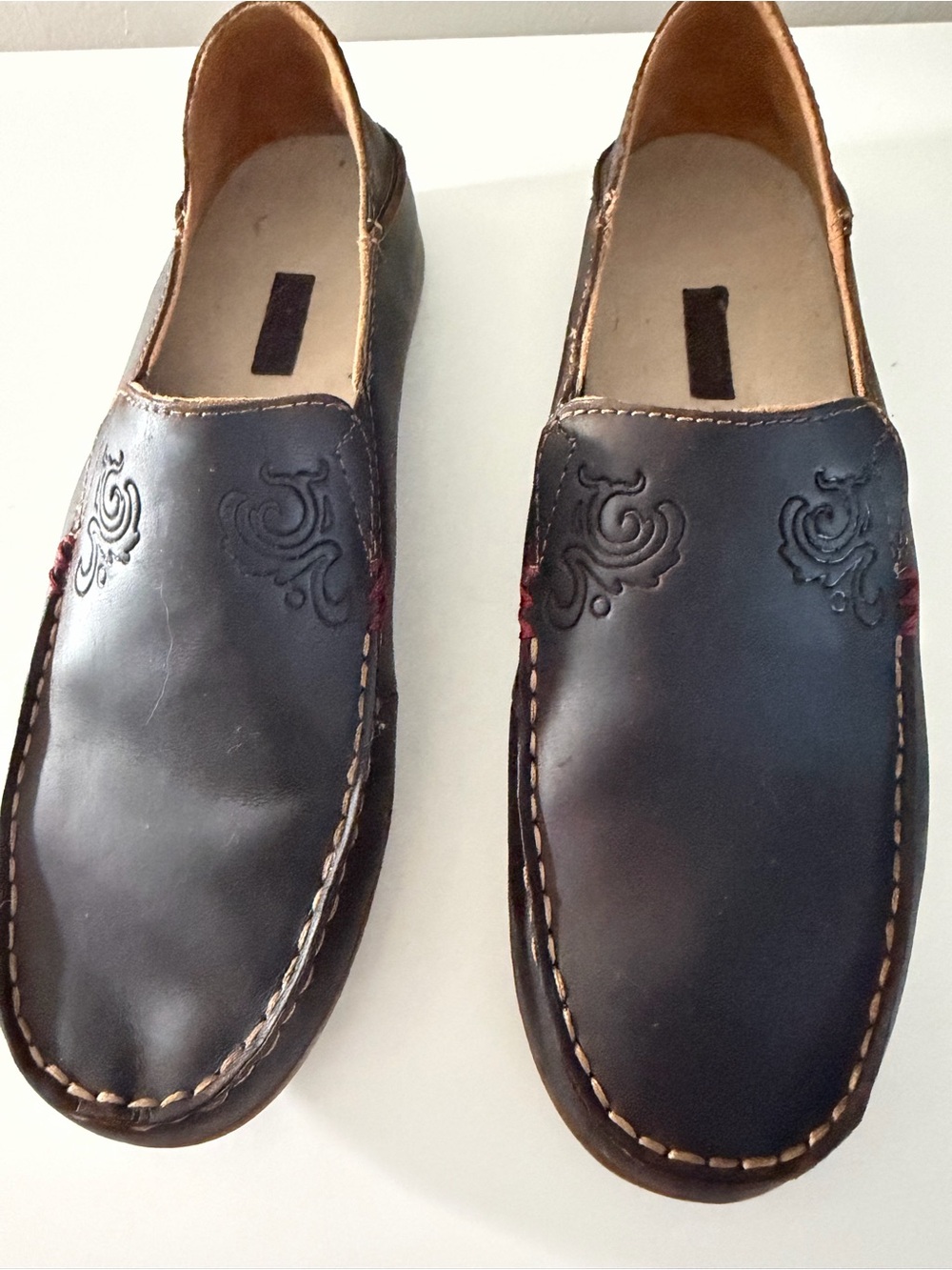 OluKai Nohea Nubuck dark brown leather loafer with floral etching women’s 9.5 - Picture 3 of 13